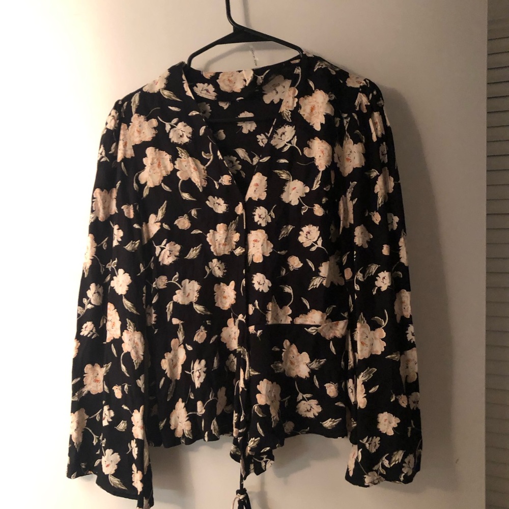 Beautiful flowy elan top!!